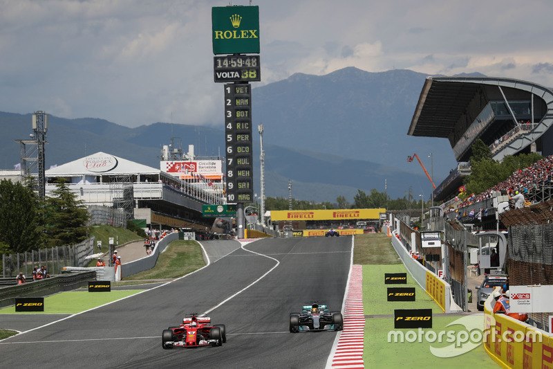 Sebastian Vettel, Ferrari SF70H battles for position, Lewis Hamilton, Mercedes-Benz F1 W08