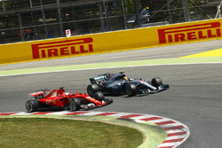 Lewis Hamilton, Mercedes AMG F1 W08, en Sebastian Vettel, Ferrari SF70H