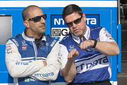 Tony Kanaan, Chip Ganassi Racing Honda with engineer Ray Gosselin