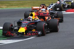 Daniel Ricciardo, Red Bull Racing RB13, Fernando Alonso, McLaren MCL32