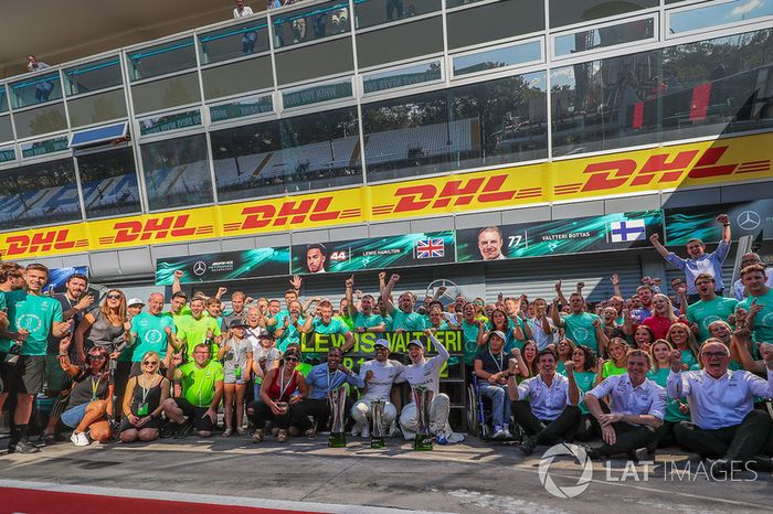 Ganador, Lewis Hamilton, Mercedes AMG F1 y Valtteri Bottas, Mercedes AMG F1 celebra
