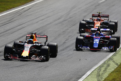 Daniel Ricciardo, Red Bull Racing RB13, Carlos Sainz Jr., Scuderia Toro Rosso STR12, Stoffel Vandoor