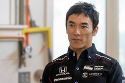 Takuma Sato, Borg-Warner Kupası Büstü için oturuyor