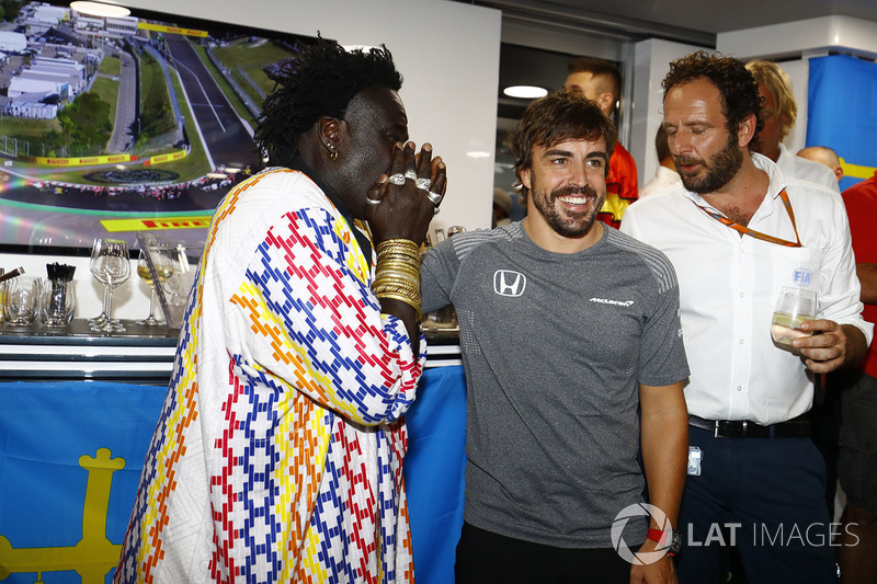 Fernando Alonso, McLaren, celebra su cumpleaños, con el Diseñador de joyería Moko