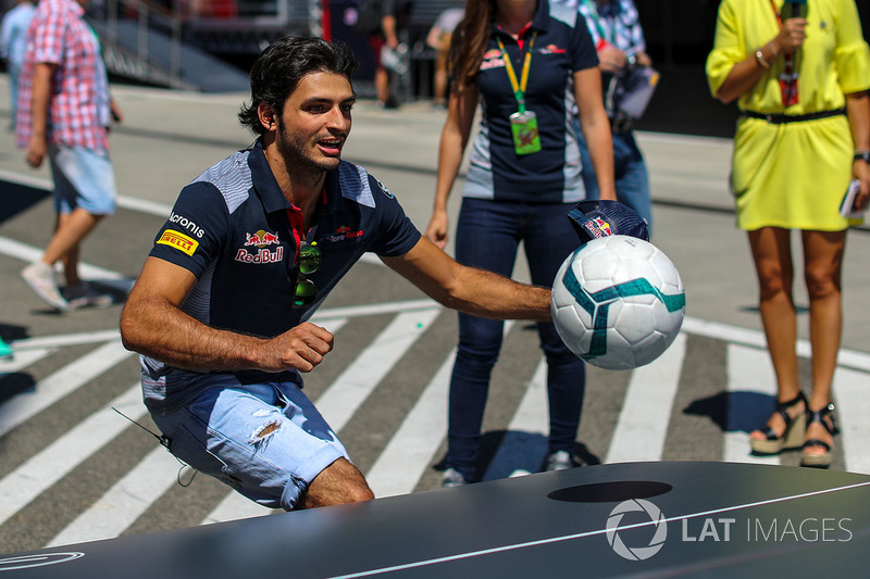 Carlos Sainz Jr., Scuderia Toro Rosso jugando al futbol