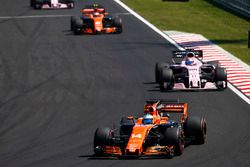 Fernando Alonso, McLaren MCL32, Sergio Perez, Sahara Force India F1 VJM10