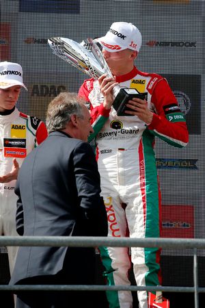 Podium : le vainqueur Maximilian Günther, Prema Powerteam Dallara F317 - Mercedes-Benz