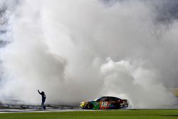 Il vincitore della gara Kyle Busch, Joe Gibbs Racing Toyota