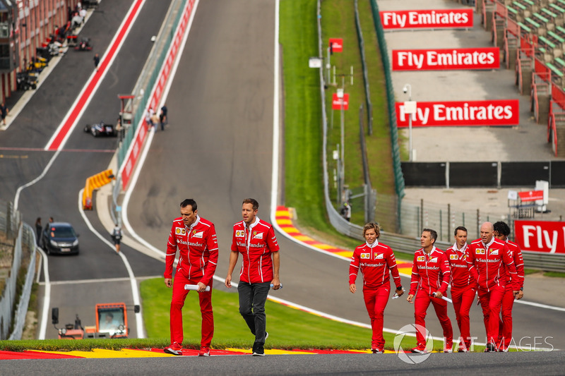 Sebastian Vettel, Ferrari cammina lungo la pista con Riccardo Adami, ingegnere di pista Ferrari, Jock Clear, Chief Engineer Ferrari, il personal trainer Antti Kontsas, e il team