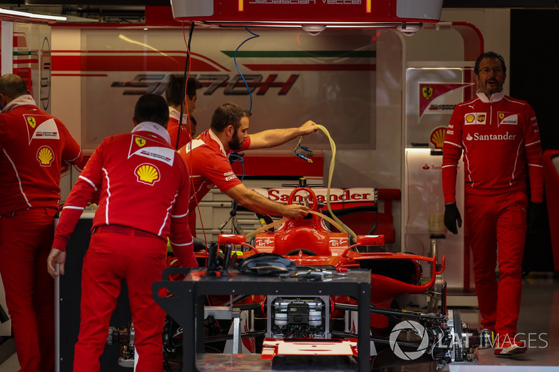 Ferrari SF70H nel garage