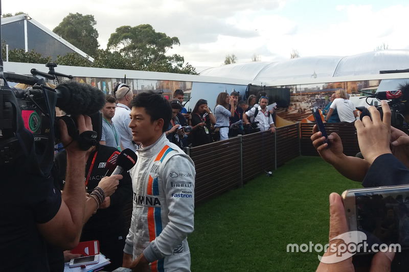 Rio Haryanto diwawancarai sejumlah media setelah mobilnya mengalami masalah teknis