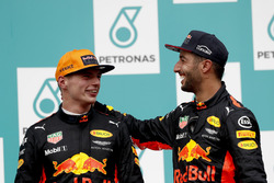 Il vincitore della gara Max Verstappen, Red Bull Racing, il terzo classificato Daniel Ricciardo, Red