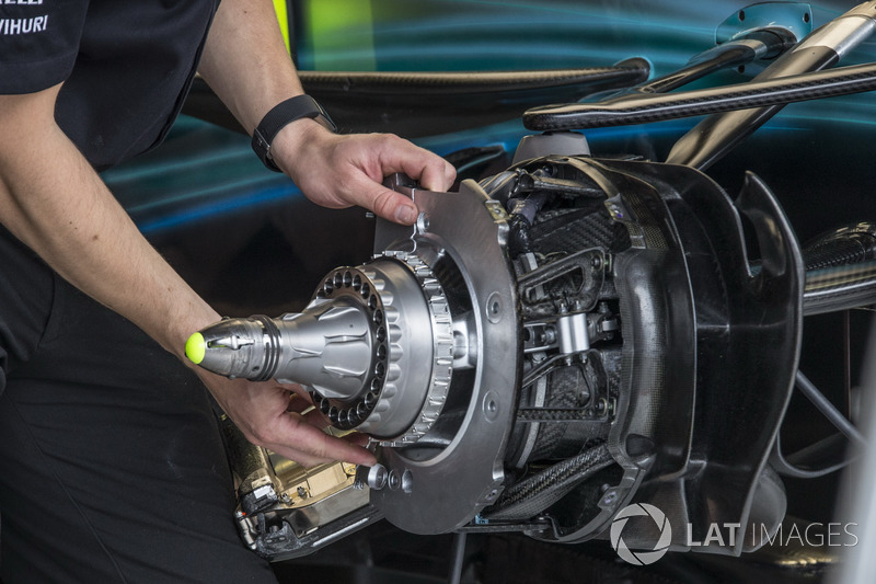 Mercedes-Benz F1 W08, mozzo e freno anteriore in assemblaggio
