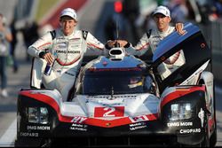 Les vainqueurs #2 Porsche Team Porsche 919 Hybrid: Timo Bernhard, Earl Bamber, Brendon Hartley