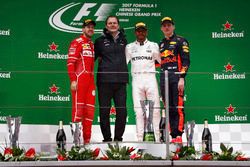 Podium: tweede Sebastian Vettel, Ferrari, Aldo Costa, Engineering Director, Mercedes AMG, winnaar Le