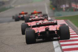 Max Verstappen, Red Bull Racing RB13, deleten de Kimi Raikkonen, Ferrari SF70H, y Sebastian Vettel,