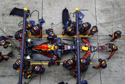 Max Verstappen, Red Bull Racing RB13, maakt een pitstop