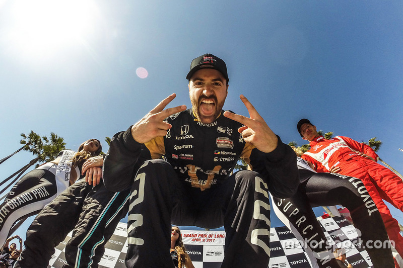 Гонщик Schmidt Peterson Джеймс Хинчклифф после победы на этапе IndyCar в Лонг-Бич