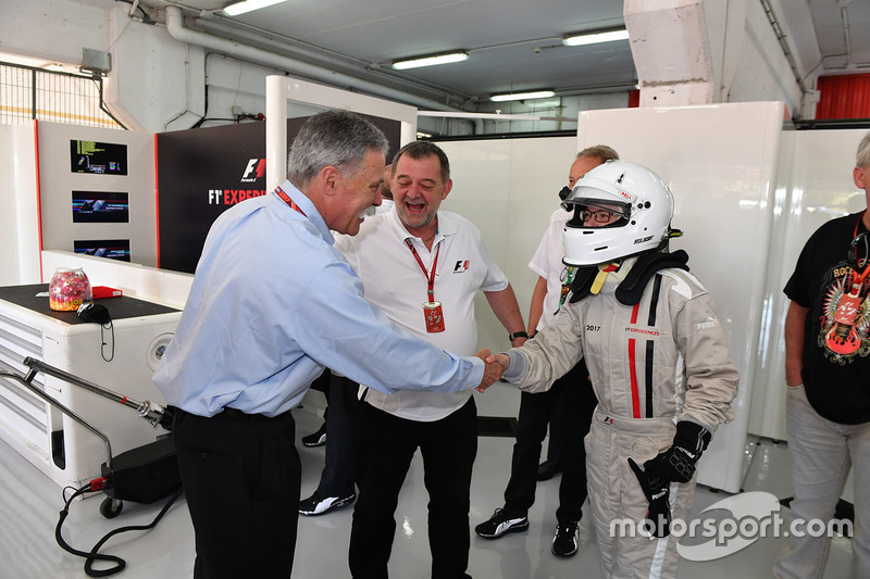 Председатель Formula One Group Чейз Кэри, Пол Стоддарт, пассажир двухместного автомобиля F1 Experiences