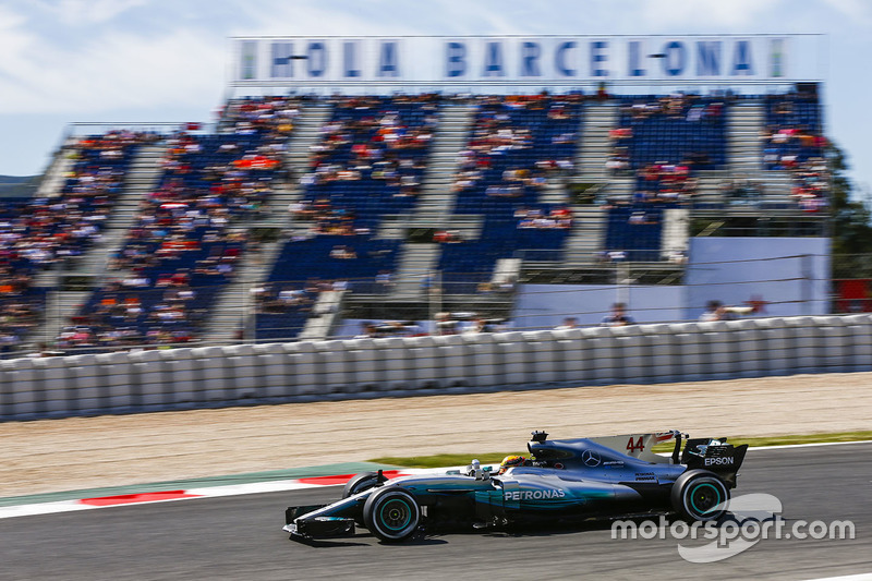 Na pista, Lewis Hamilton voltou a brilhar, utilizando as atualizações da Mercedes. Com o tempo de 1min19s149, quebrando o recorde da pista, ele fez a 64ª pole de sua carreira.