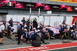 Arrêt au stand pour Esteban Ocon, Sahara Force India VJM10