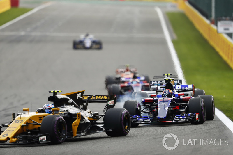Jolyon Palmer, Renault Sport F1 Team RS17, Carlos Sainz Jr., Scuderia Toro Rosso STR12