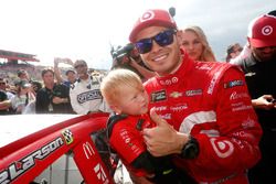 Kyle Larson, Chip Ganassi Racing Chevrolet, applica lo sticker del vincitore nella victory lane con 