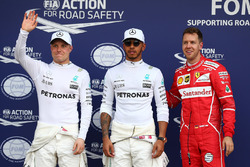 Ganador de la pole Lewis Hamilton, Mercedes AMG F1, segundo Sebastian Vettel, Ferrari, tercero Valtt