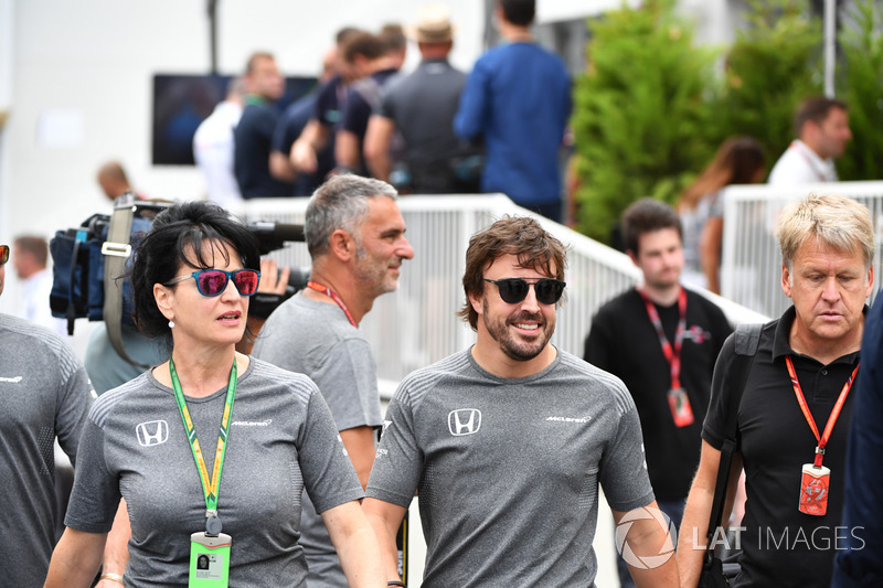 Fernando Alonso, McLaren y Silvia Hoffer Frangipane, encargada de prensa de McLaren