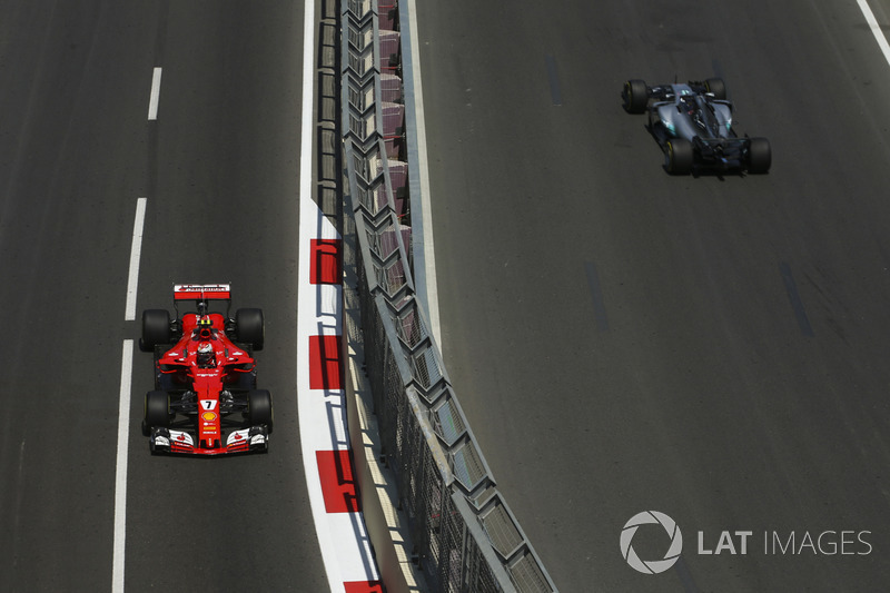 Kimi Raikkonen, Ferrari SF70H, Lewis Hamilton, Mercedes AMG F1 W08