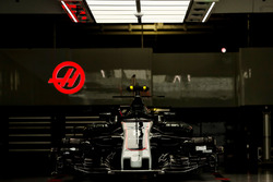 La Haas F1 Team VF-17 dans le garage