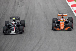 Kevin Magnussen, Haas F1 Team VF-17, Fernando Alonso, McLaren MCL32