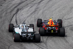 Max Verstappen, Red Bull Racing RB13, passeert Lewis Hamilton, Mercedes AMG F1 W08, voor de leiding