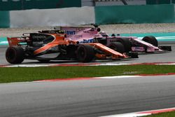 Stoffel Vandoorne, McLaren MCL32 and Sergio Perez, Sahara Force India VJM10 battle