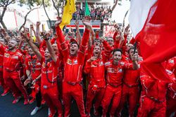 Mecánicos y el equipo Ferrari celebra en parc ferme