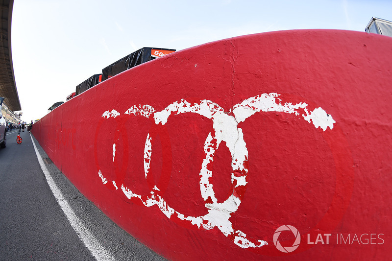 Остатки логотипа Audi на пит-лейне