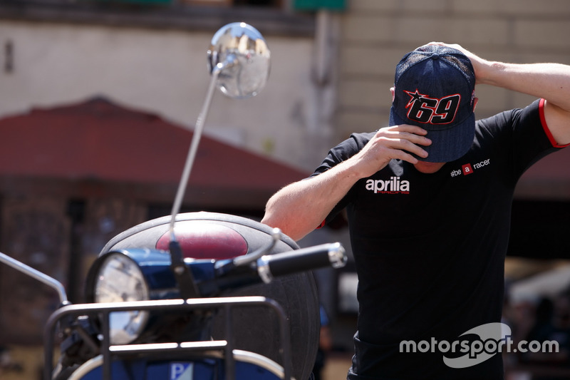 Sam Lowes puts on a Nicky Hayden cap