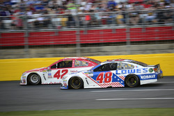 Kyle Larson, Chip Ganassi Racing Chevrolet, Jimmie Johnson, Hendrick Motorsports Chevrolet