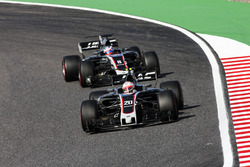 Kevin Magnussen, Haas F1 Team VF-17, Romain Grosjean, Haas F1 Team VF-17