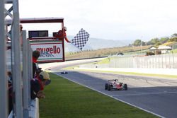 Marcus Armstrong, Prema Powerteam prende la bandiera a scacchi e conquista la vittoria