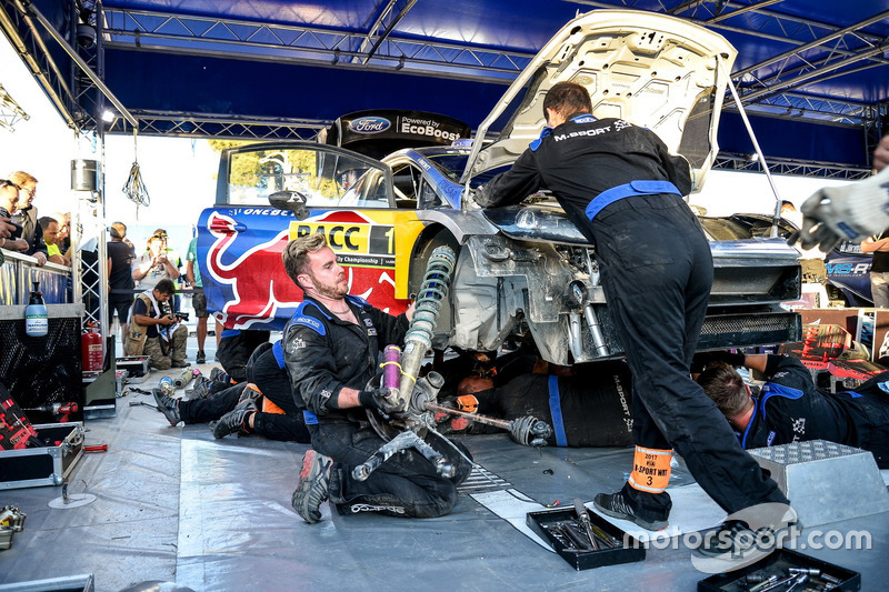 Meccanici al lavoro sull'auto di Sébastien Ogier, Julien Ingrassia, Ford Fiesta WRC, M-Sport
