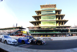 Restart: Kasey Kahne, Hendrick Motorsports Chevrolet, Brad Keselowski, Team Penske Ford