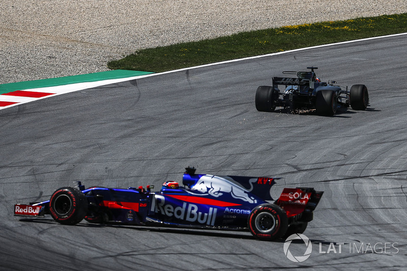 Romain Grosjean, Haas F1 Team VF-17 pasa a Carlos Sainz Jr., Scuderia Toro Rosso STR12 quien dió giros