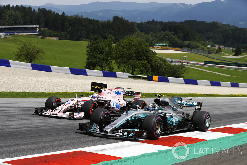 Valtteri Bottas, Mercedes AMG F1 W08, accanto a Sergio Perez, Sahara Force India F1 VJM10