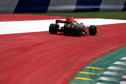 Max Verstappen, Red Bull Racing RB13 runs wide