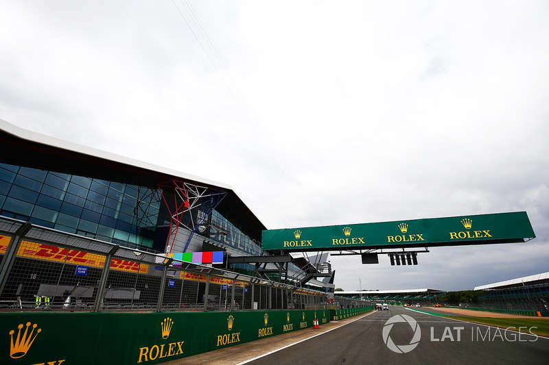 Rolex en la recta, frente el ala de Silverstone y los pits