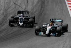 Lewis Hamilton, Mercedes-Benz F1 W08 en Romain Grosjean, Haas F1 Team VF-17