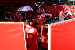 Kimi Raikkonen, Ferrari SF70H behind the screens in the pits
