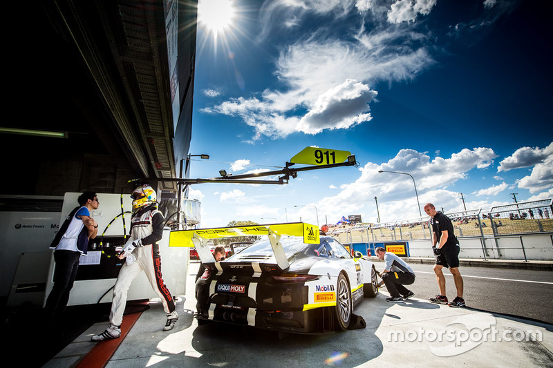 #911 Walkinshaw GT3, Porsche 911 GT3 R: Earl Bamber, Kevin Estre, Laurens Vanthoor