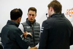 Stoffel Vandoorne, McLaren, con los ingenieros